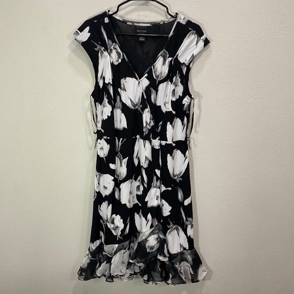 White House Black Market Dresses & Skirts - White House Black Market floral tulip dress